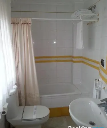 Restaurante El Castillo 게스트하우스 올밀로스데사사몬